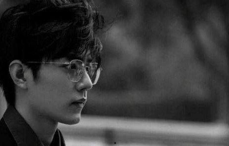 娱乐吃瓜顶级流量小生,揭秘顶级流量小生的吃瓜传奇